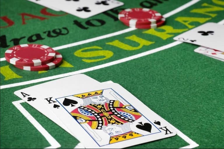 Suasana pengguna menikmati pertandingan sepak bola online dan hiburan virtual casino di Indonesia